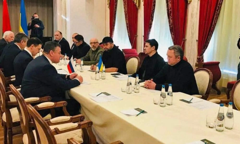 Ουκρανία - FT: Ένα βήμα πίσω από τη Ρωσία - Το Κίεβο να συνεχίσει τις συνομιλίες μόνο για ένταξη στην Ε.Ε